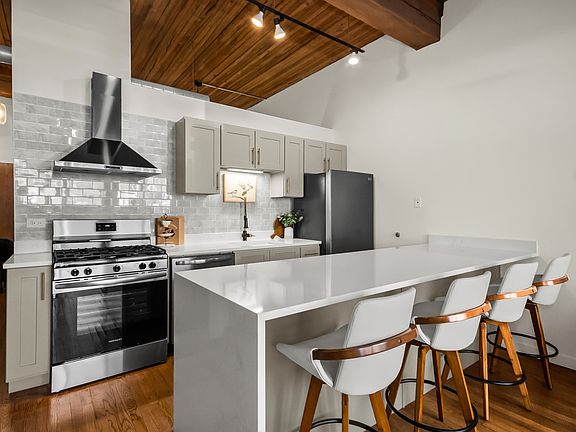 3rd image of 2333 W Saint Paul Ave APT 122