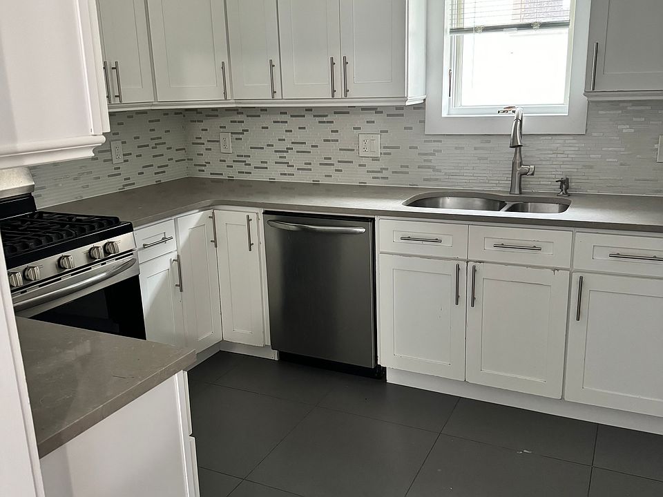 Updated kitchen w/ soft close cabinets