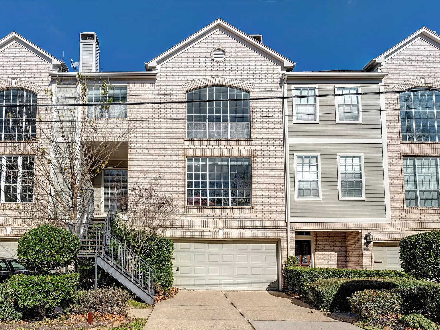 2 bed, 2.0 bath, 2224 sqft, $3,200 — Photo 2