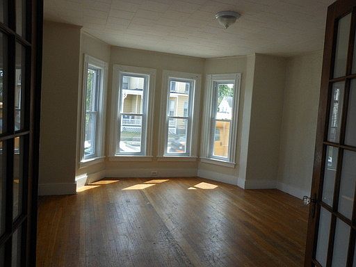 4th image of 75 1/2 Kinsley St #A