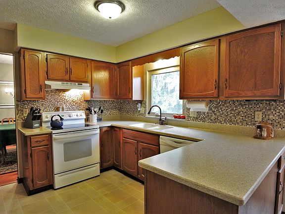 3rd image of 10121 Wellington Dr