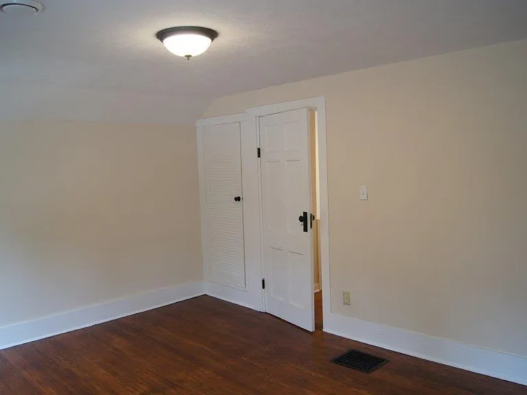 218 E Smith Rd — Photo 26
