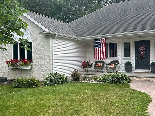 1266 Jodie Lynn Ln, Essexville, MI 48732