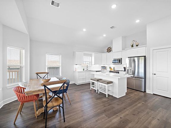 4th image of 4030 Navarro Dr