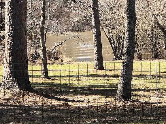 5th image of 301 Sun Dr
