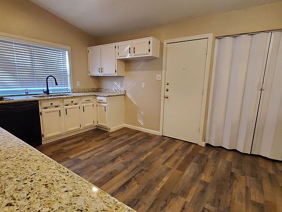 4th image of 8440 Willow Creek Dr