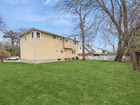 1702 Lakeview Avenue, Seaford, NY 11783