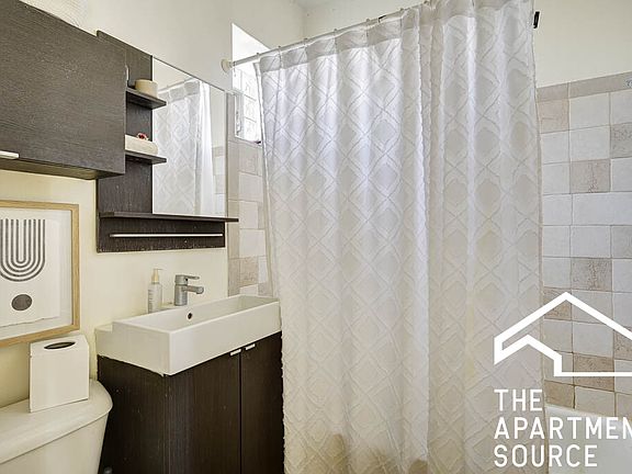 4th image of 1100 N Hoyne Ave APT 2