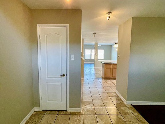 3rd image of 930 Plumeria Dr