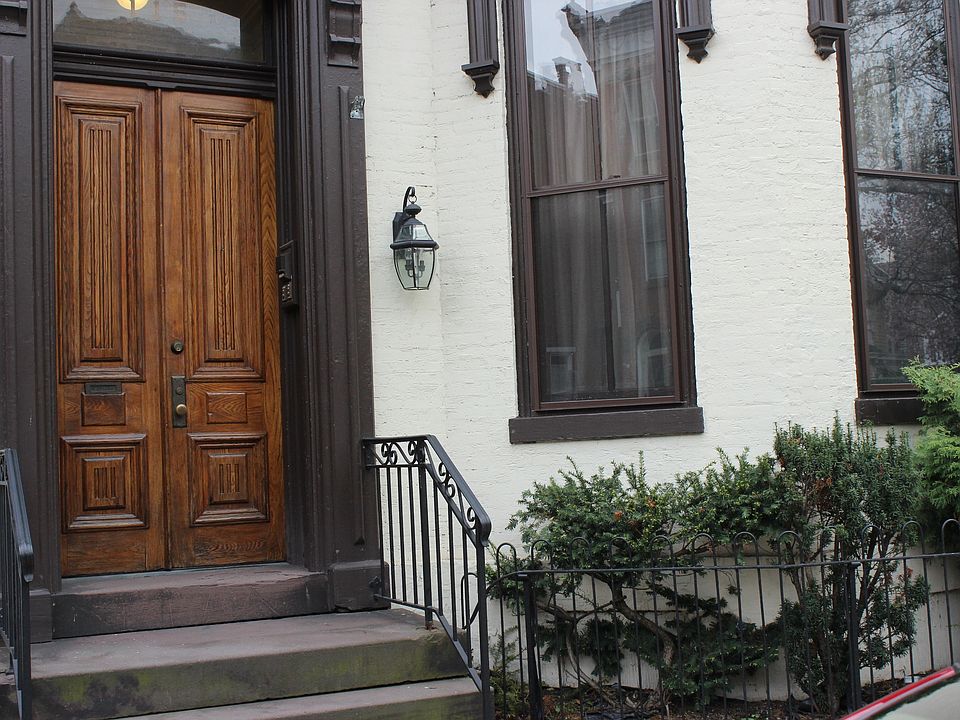 Front entry view 1/2 block from Riverfront Park