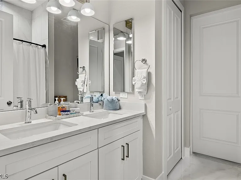 5240 Tower Dr — Photo 33