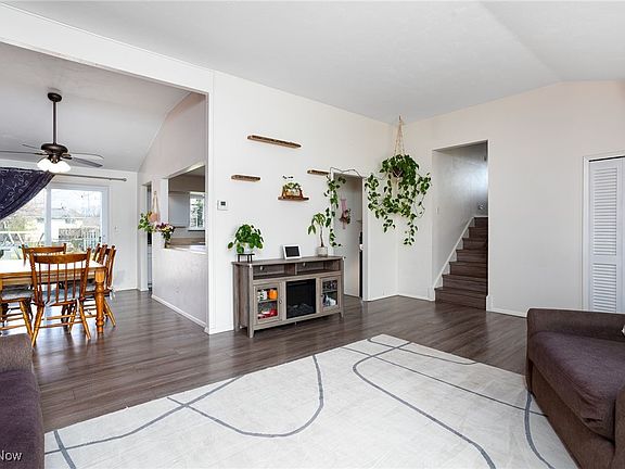 5th image of 7827 W List Ln