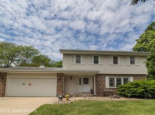 2720 Lakeland Dr, Urbandale, IA 50322