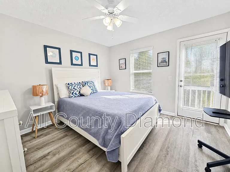 5726 Beach Dr — Photo 10