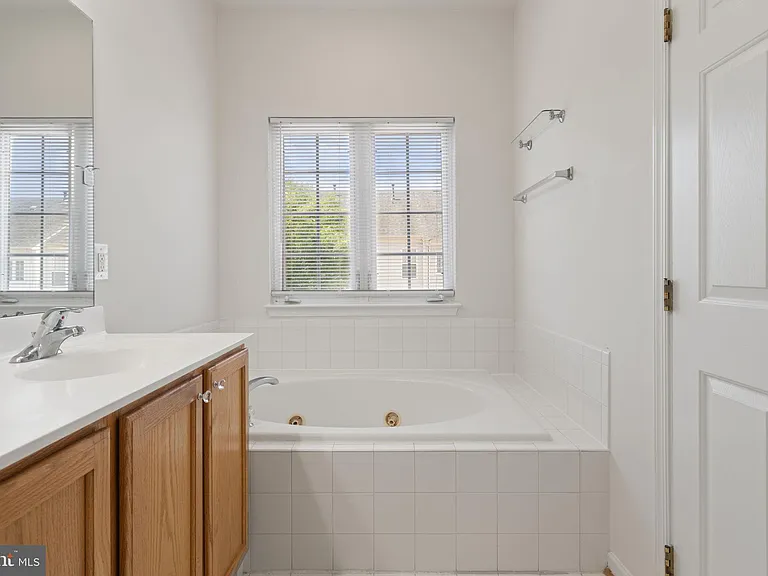2225 Potomac Club Pkwy — Photo 25