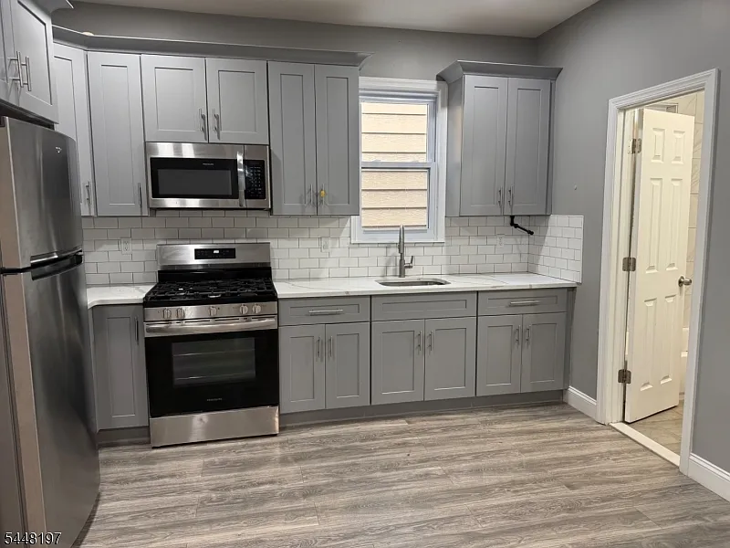 3 bed, 1.0 bath, $2,600 — Photo 2