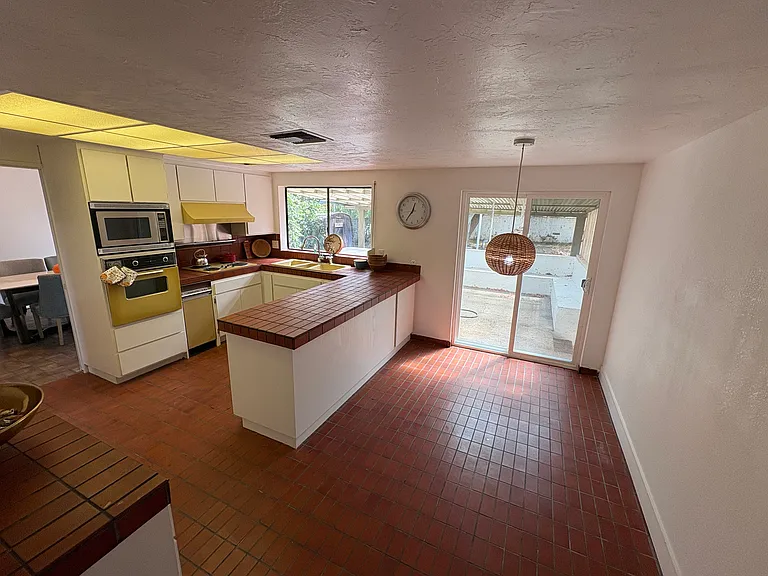 2049 Myers St — Photo 11