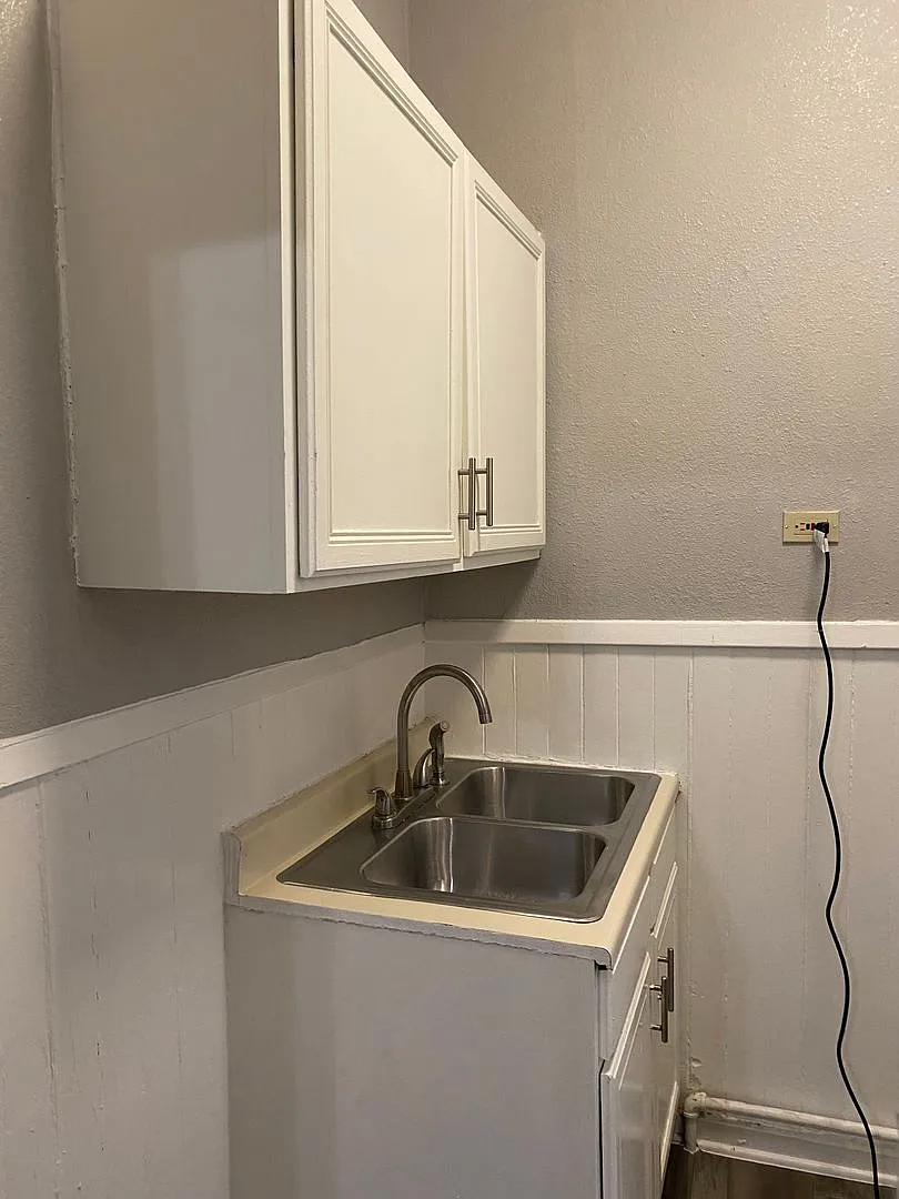 527 CEDAR | Studio in King William — Photo 1
