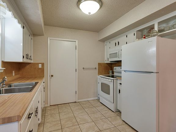 3rd image of 902 Foley Ave