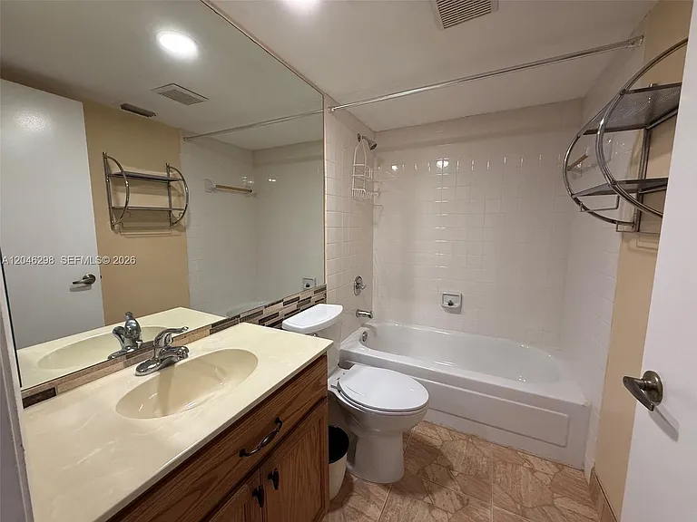 2512 SE 19th Pl #206-A — Photo 9