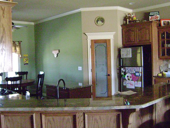 Kitchen & dining bar