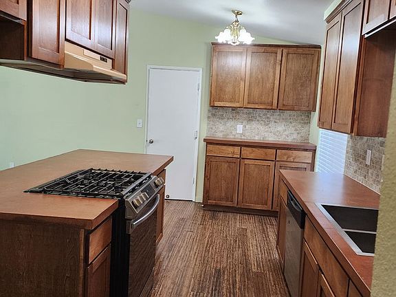 3rd image of 1712 Applegate Dr