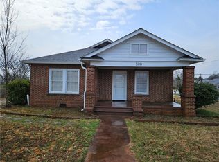 500 S Walnut St, Seneca, SC 29678