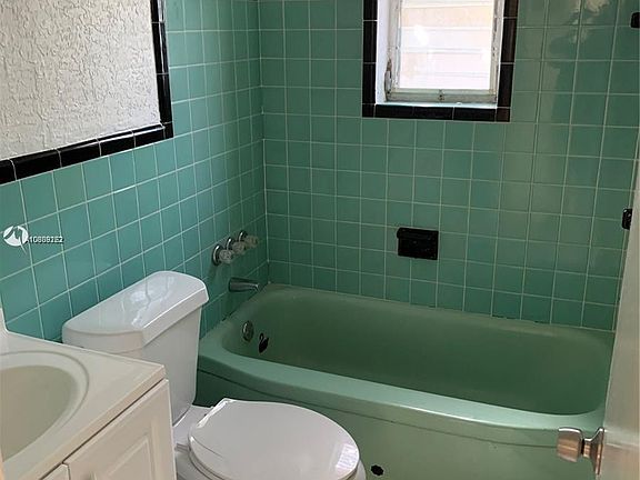 5th image of 16031 NE 18th Pl APT 4