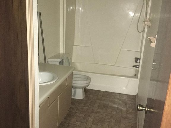 5th image of 304 Vicksburg Cir APT C