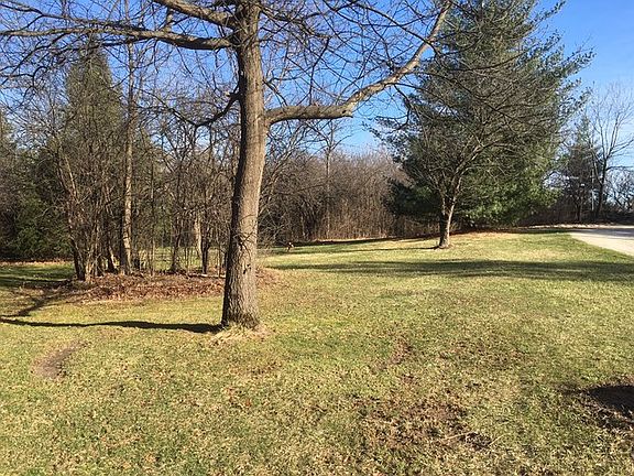 4th image of 24W131 Donwood Dr N