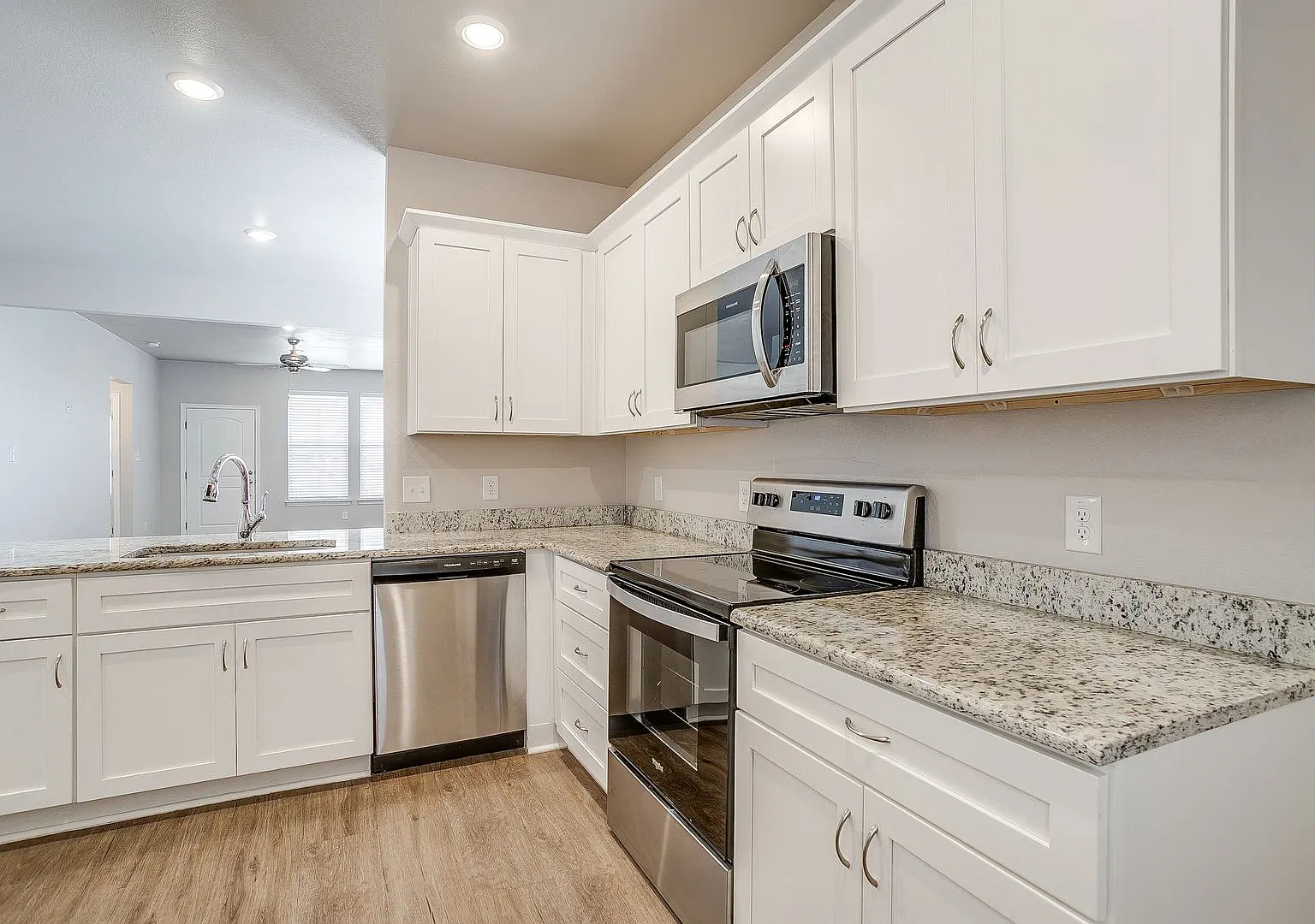 Beautiful Home located on Corner Lot — Photo 1