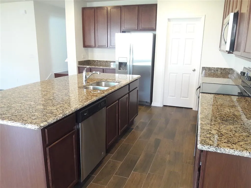 3 bed, 2.5 bath, 2307 sqft, $2,350 — Photo 2