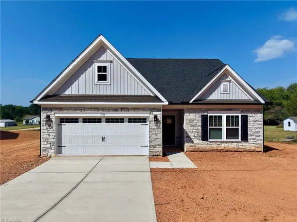 5166 Paramount Rd #1061, Pfafftown, NC 27040