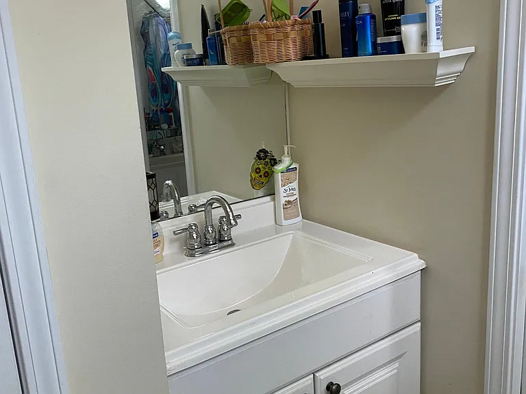 2 sinks in Master bedroom.