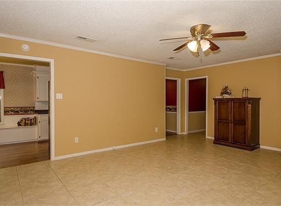 5th image of 3020 Hillcrest Dr