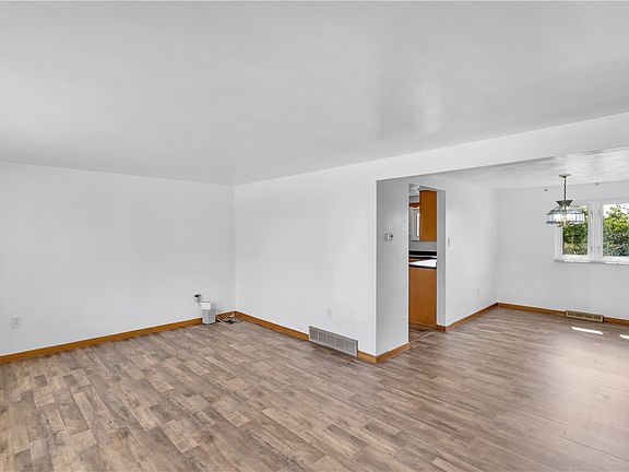 4th image of 404 Broad St