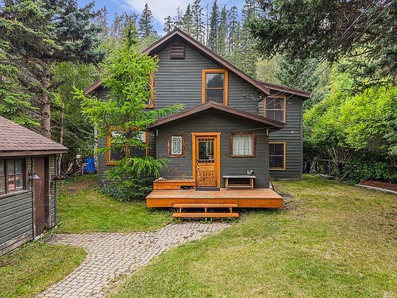 2nd image of 132 NE Rundle Cres #A