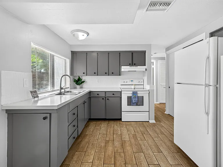 3723 Kingsbury Dr — Photo 10