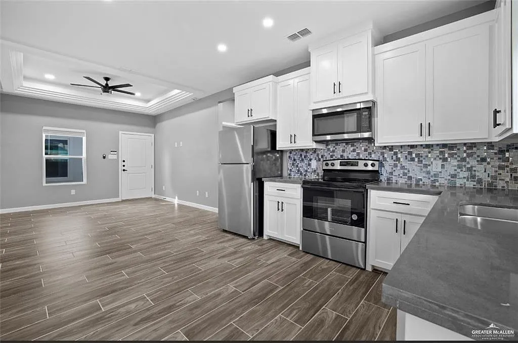 3 bed, 2.0 bath, 1044 sqft, $1,350 — Photo 2