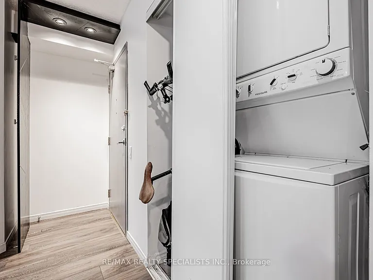 140 Bathurst St #208 — Photo 25