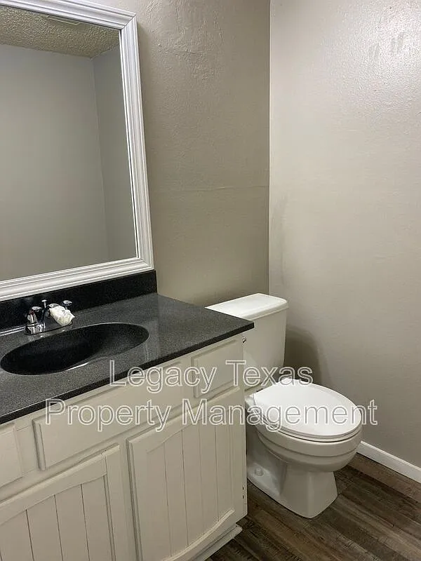 1 bed, 1.5 bath, 1000 sqft, $1,100 — Photo 4