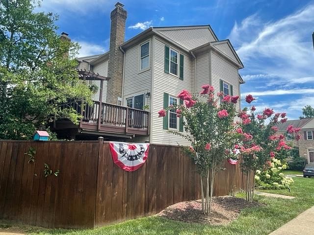 End unit with tons of outdoor space