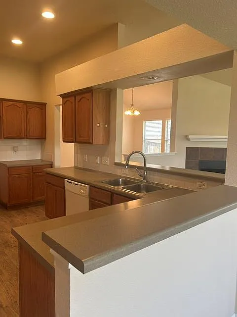 4 bed, 2.0 bath, 1899 sqft, $1,795 — Photo 3