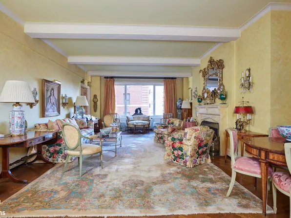 1095 Park Avenue image 1 of 14