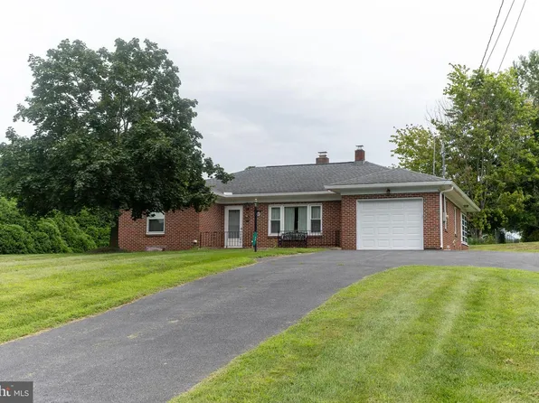 17 Twin Hill Dr, Waynesboro, PA 17268