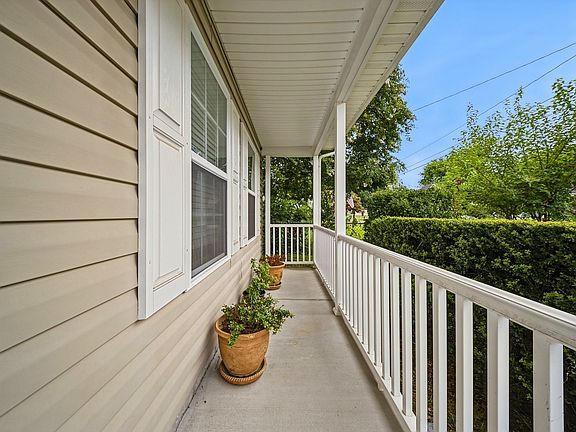 5th image of 722 Dune St