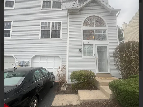 6185 Spring Knoll Dr, Harrisburg, PA 17111