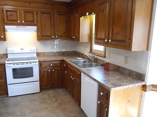 2nd image of 305 Saddle Ct