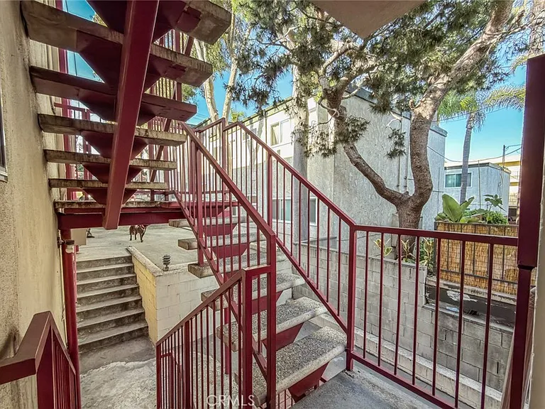 810 E Grand Ave — Photo 27