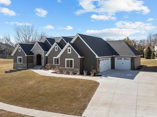 24 Pebble Creek Cir, Leclaire, IA 52753